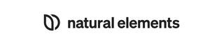 Schwarzer Text "natural elements" in Kleinbuchstaben mit einem fetten, einfachen blattförmigen Logo auf der linken Seite, alles auf weißem Hintergrund.