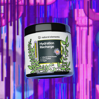 Ein Behälter mit dem Vitamin-Getränkepulver „Hydration Recharge“ von Natural Elements ist vor einem leuchtenden, pixeligen lila-blauen Hintergrund zu sehen.