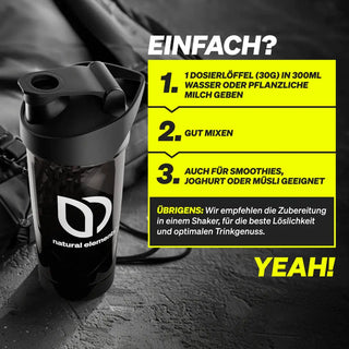 Ein schwarzer Shaker-Becher mit "natural elements"-Logo neben einer Schritt-für-Schritt-Anleitung für die Zubereitung eines Supplements mit Wasser oder Pflanzenmilch, zum Mixen und zur Verwendung in Smoothies, Joghurt oder Müsli.