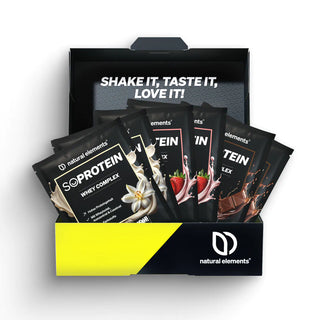 Eine Schachtel mit der Aufschrift „natural elements“ enthält SoProtein Mix Box Whey Complex in zwei Packungen à 3 Portionen in den Geschmacksrichtungen Schokolade, Vanille und Erdbeere; auf dem Deckel steht „SHAKE IT, TASTE IT, LOVE IT!“.