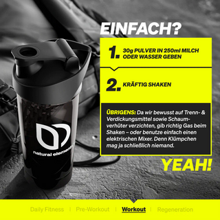 Eine schwarze Shakerflasche mit "natural elements"-Logo steht auf dem Boden eines Fitnessstudios, daneben eine deutsche Anleitung, wie man das Trainingspulver mit Milch oder Wasser mischt und gut schüttelt.